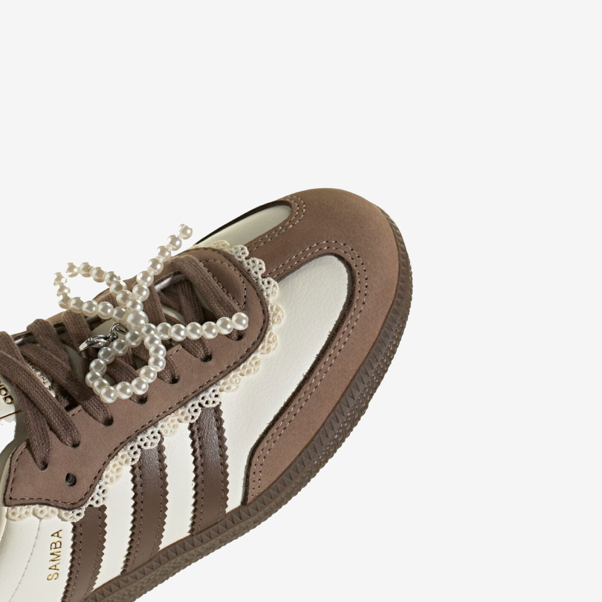 Samba Appears With “Lace & Pearls”